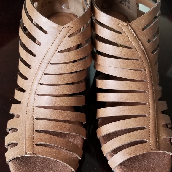 Shoes - Picture 5 of 6